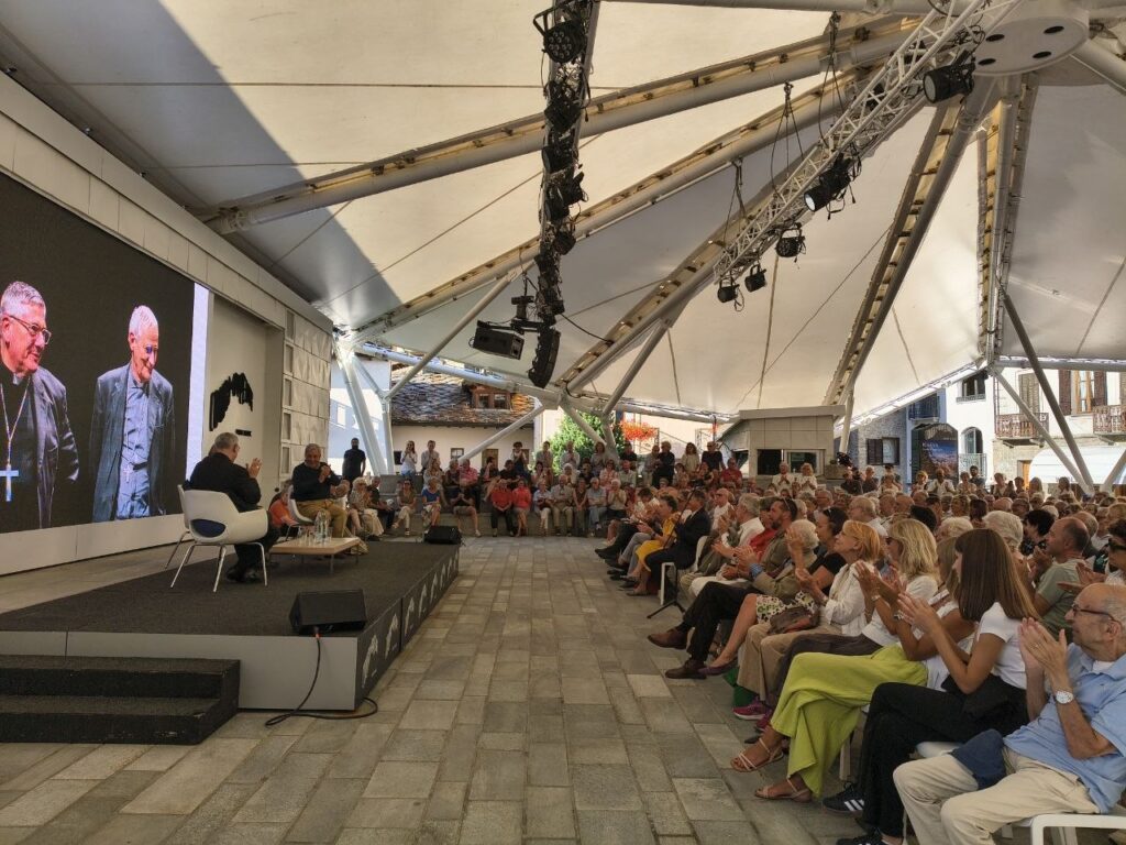 Pubblico numeroso al Jardin de l'Ange di Courmayeur per l'incontro Pace o guerra la voce della Chiesa