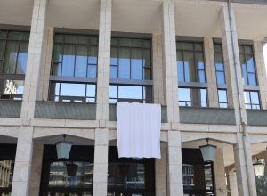 Il lenzuolo bianco sul balcone del Consiglio Valle per la Giornata della legalità