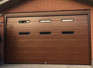 Porte del garage con finestra in vetro