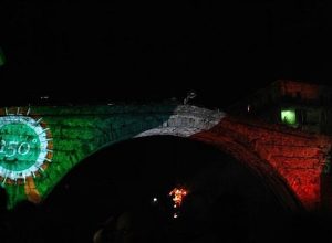 Tinte tricolori sul ponte del diavolo