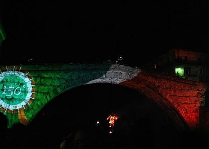 Tinte tricolori sul ponte del diavolo