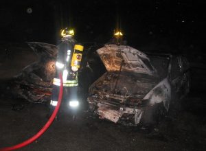 Le due auto incendiate