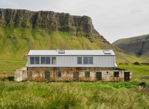 Recupero di una fattoria abbandonata. Studio Bua, Hlöðuberg Artist’s Studio, Breiðafjörður, Islanda, 2021 (Foto Marino Thorlacius)