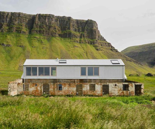 Recupero di una fattoria abbandonata. Studio Bua, Hlöðuberg Artist’s Studio, Breiðafjörður, Islanda, 2021 (Foto Marino Thorlacius)