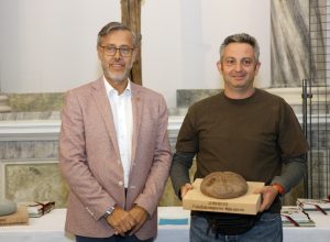 Arriva dal forno di La Ruine a Morgex il miglior pane nero del 2018. Secondo classificato è il forno Vieux di Rhemes-Saint-Georges mentre sul gradino più basso del podio sale il 
forno di Viéring di Champdepraz.

Nel weekend sono stati 67 i forni valdostani accesi nell’ambito della terza  Festa transfrontaliera Lo Pan Ner,  I pani delle Alpi.

Fra i panettieri ha vinto la Biopanetteria di Saint-Pierre che si aggiudica il primo premio anche per il pane dell’innovazione, un panfrutto con frutta secca; seconda classificata la panetteria Glavinaz di Saint-Vincent; terzo classificato il pane della panetteria Sartor di Aosta.

Nella categoria riservata ai forni,  primo premio al pane nero dell’innovazione al forno di Moras di La Salle per il pane nero con le bacche di gratacul, secondo premio al forno di Chesalet di Brissogne per il pane con mele e cannella e terzo premio al forno di Charvensod per il pane con noci, fichi e miele.



Detto del primo premio per
il panfrutto della Biopanetteria,
secondo premio al panificio
Sabolo di Hône per il pane
dell’innovazione, per un pane
con lardo, nocciole e miele,
dietro alla sopra citata Biopanetteria.
Terzo gradino del
podio per il panificio Calvi di
Châtillon che ha proposto un
pane nero con fichi e uvetta,
aromatizzato con un liquore
al mandarino.
Per il concorso riservato ai
food blogger, primo premio
a Calogero Rifici da Livorno
con un cannolo dolce di pane
di segale, zeste di limone
e habanero; seconda classificata Maria Rosaria De Luca
da Arezzo che ha ideato delle
polpette con il pane nero e il
salmone; terzo premio a Maria
Di Palma per gli gnocchetti
di pane nero, verza e fontina
con noci e salsiccia