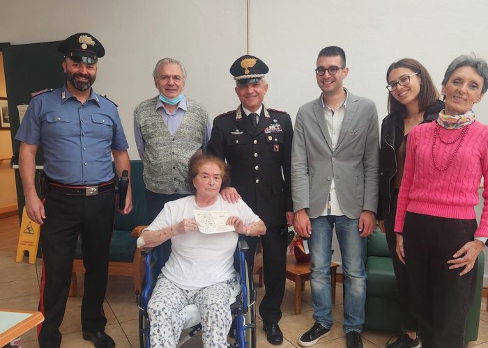 I carabinieri di Aosta con la signora Franca