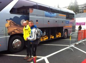 Bus in partenza per riportare gli atleti verso Courmayeur