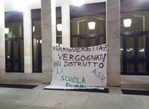 Lo striscione di protesta