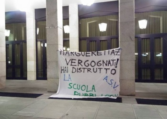 Lo striscione di protesta