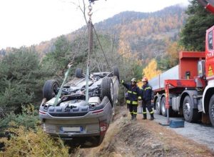 L'auto finita nella scarpata