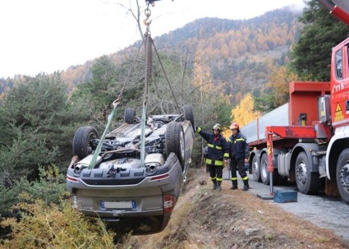 L'auto finita nella scarpata