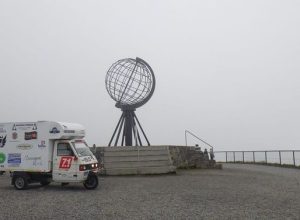 L'Ape immortalata con il globo d'acciaio simbolo di Capo Nord