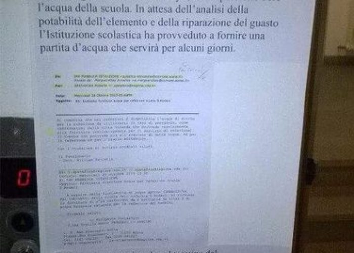 L'avviso davanti alla Scuola dell'Infanzia Gianni Rodari