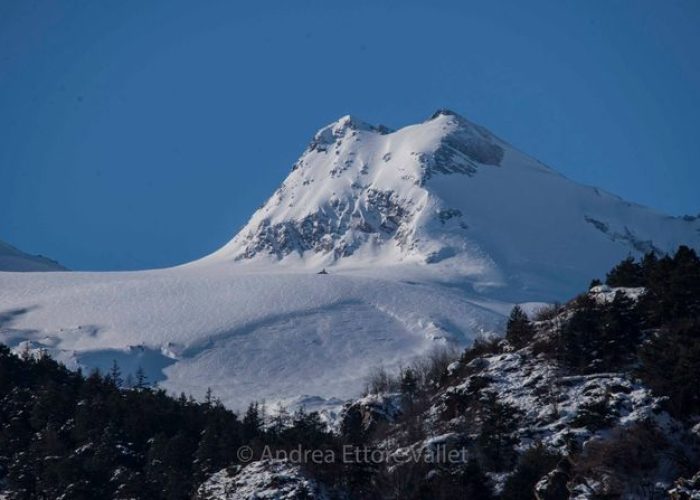 La valanga che si è staccata dal ghiacciaio dello Château Blanc