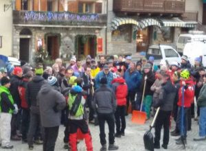 I volontari che questa mattina hanno lavorato per la Marcia Gran Paradiso