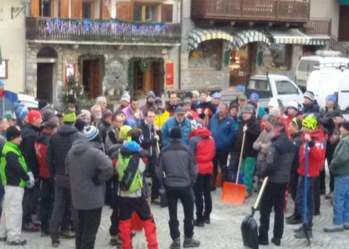 I volontari che questa mattina hanno lavorato per la Marcia Gran Paradiso