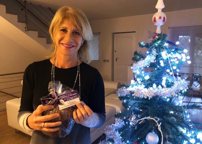 Carolina Morace con il panettone all'amarena