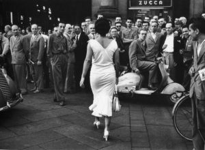 Foto Mario De Biasi - Gli italiani si voltano