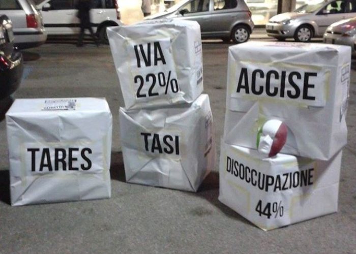 La protesta di Casapound sotto l'albero di Natale