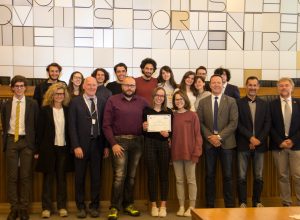 Al centro Sara Maietti, accompagnata dal padre e dalla sorella