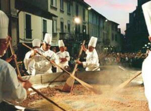 La proloco di Gallarate mentre cucina il risotto da record