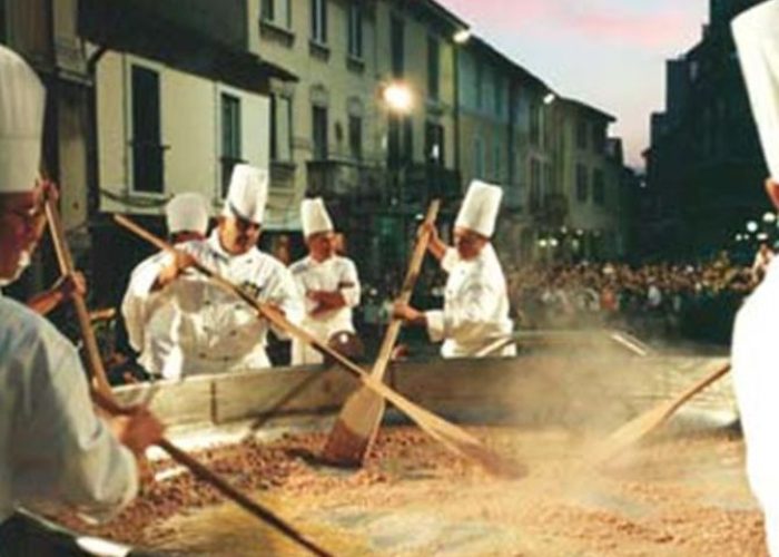 La proloco di Gallarate mentre cucina il risotto da record