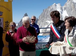 Walter Bonatti riceve la cittadinanza onoraria del Monte Bianco
