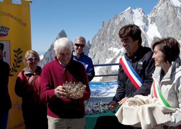 Walter Bonatti riceve la cittadinanza onoraria del Monte Bianco