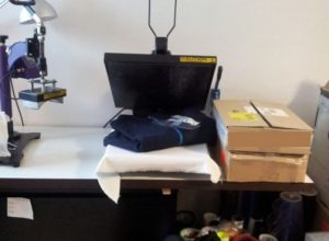 La pressa a caldo utilizzata per la stampa dei loghi