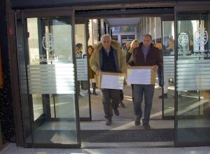 Il Comitato promotore consegna le firme alla Presidenza del consiglio regionale