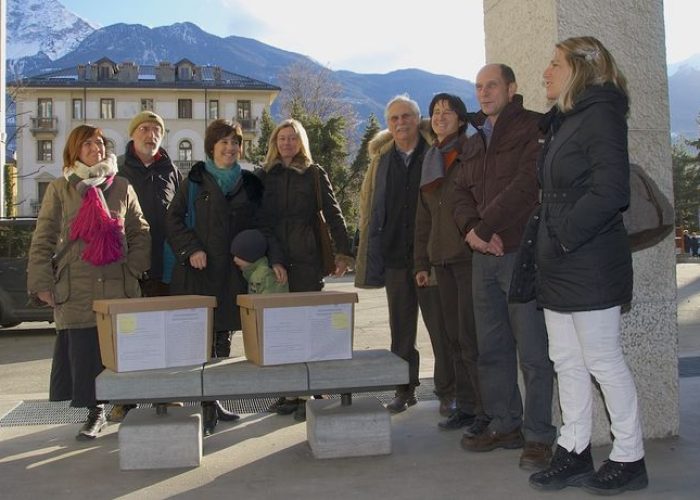 Il Comitato promotore consegna le firme alla Presidenza del consiglio regionale