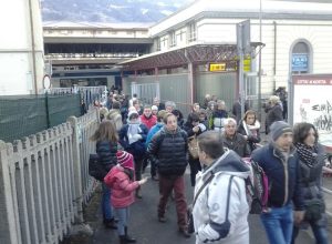 Visitatori della Fiera in arrivo alla stazione di Aosta