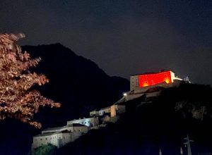 Il Forte di Bard illuminato di rosso per la Giornata mondiale del donatore di sangue
