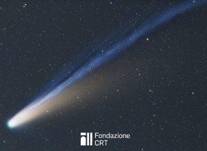 La cometa C/2025 A& (Lemmon) ripresa nella serata del 29 ottobre dalle piazzole dell’Osservatorio Astronomico della Regione Autonoma Valle d’Aosta; all’epoca la cometa si trovava nella costellazione della Testa del Serpente, al confine con quella di Ercole. Credit: cortesia Alessandro Cipolat Bares per la Fondazione C. Fillietroz-ONLUS