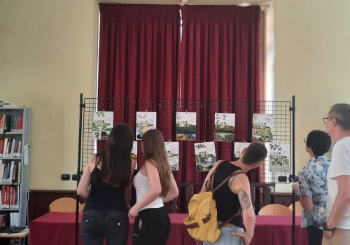 La mostra sulle etichette dell'olio d'oliva realizzate dal liceo artistico a Donnas