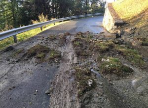 La strada a Pila dopo il violento temporale - Foto di Massimo Fiabane