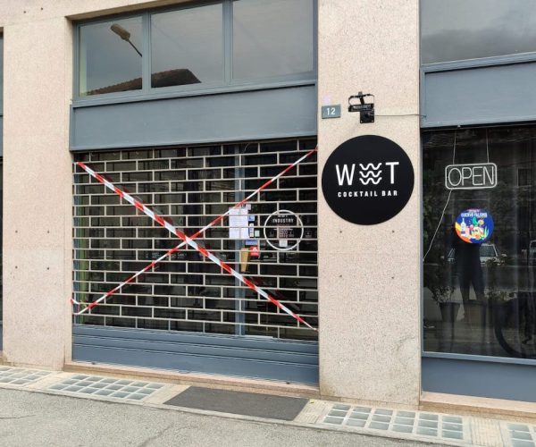 I sigilli del sequestro sulle vetrine del Wet Industry
