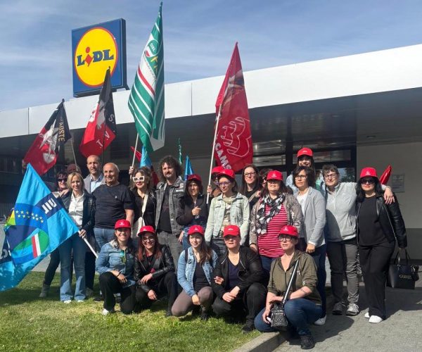 Lo sciopero dei sindacati alla Lidl di Saint-Christophe