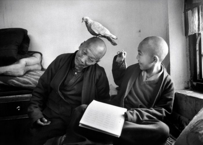 Tulku Khentrul Lodro Rabsel, 12 ans, avec son tuteur Lhagyel, monastère Shechen, Bodnath, Népal, 1996 - Martine Franck / Magnum Photos