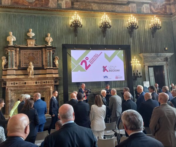 Testolin al Festival delle Regioni stringe la mano al Presidente Mattarella