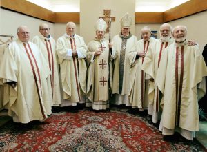 Foto del Corriere della Valle - Alcuni dei festeggiati prima della celebrazione: da sinistra don Candido Montini, don Quinto Vacquin, don Silvio Perrin, Mons. Franco Lovignana, Mons. Giuseppe Anfossi, don Luigi Maquignaz e i cappuccini Stefano Campana e Marcello Graffino.