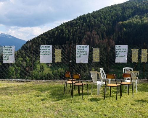 Il Camposanto Vecc, luogo degli interventi, con veduta sul Corno Baitone. Monno, maggio 2023.