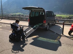 L'auto di Gasparini posteggiata di fronte al Beauregard