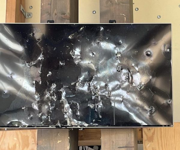 Lo schermo della videosorveglianza vandalizzato a Gressan