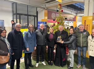 La consegna al vescovo Loivignana della statuina del presepe 2025