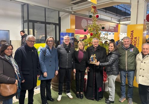 La consegna al vescovo Loivignana della statuina del presepe 2025