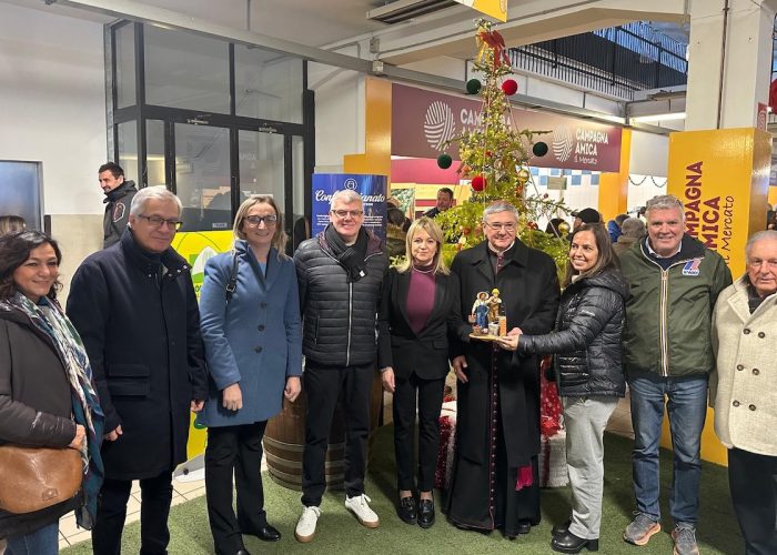 La consegna al vescovo Loivignana della statuina del presepe 2025