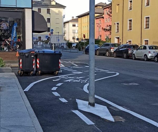 Il palo in mezzo alla ciclabile in via Festaz