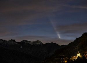 Spettacolo al tramonto, dal cielo della Valle d'Aosta attraverso le nubi ecco spuntare la Tsuchinshan -Atlas!! Ben visibile ad occhio nudo e spettacolare al binocolo - Foto di Alessandro Cipolat Bares