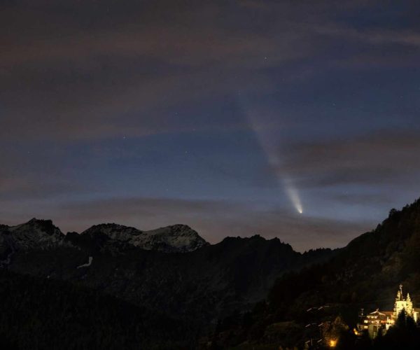 Spettacolo al tramonto, dal cielo della Valle d'Aosta attraverso le nubi ecco spuntare la Tsuchinshan -Atlas!! Ben visibile ad occhio nudo e spettacolare al binocolo - Foto di Alessandro Cipolat Bares